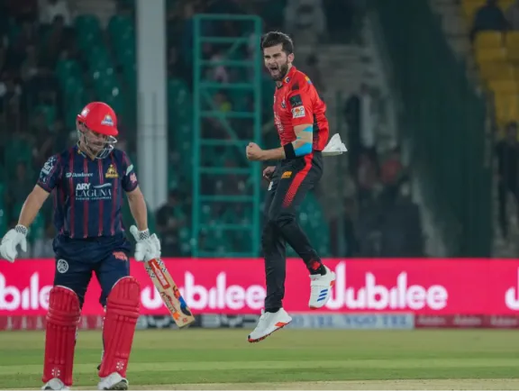 Defending 201 in Lahore Qalandars vs Karachi Kings Rout